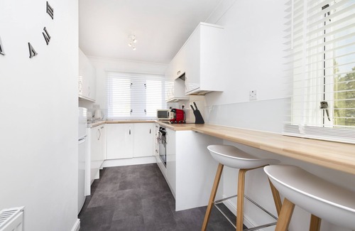 Govan Apartment | JOIVY Bright 3-Bed Flat Overlooking The Clyde
