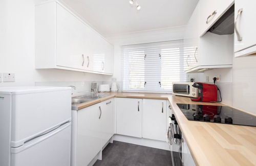 Govan Apartment | JOIVY Bright 3-Bed Flat Overlooking The Clyde