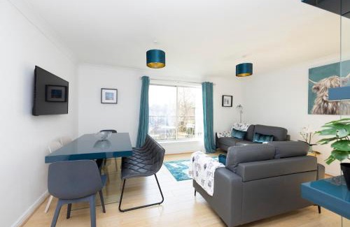 Govan Apartment | JOIVY Bright Flat Overlooking The Clyde