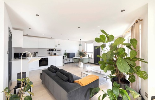 Newhaven Apartment | JOIVY Fabulous 2Br Apartment W/Terrace & Bay View