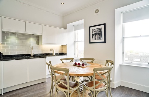 New Town Apartment | JOIVY Luxury George Street Apartments: Forth Suite