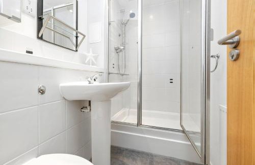 Slateford Apartment | JOIVY Modern 2 bed flat near Murrayfield Stadium