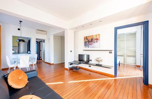 Sturla Apartment | JOIVY Modern flat next to the sea