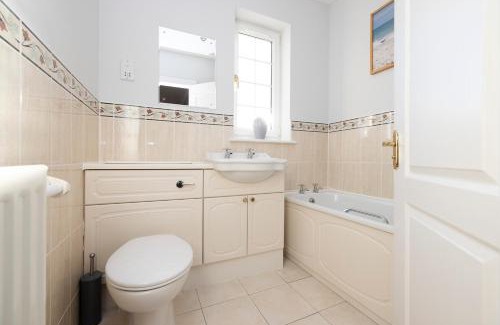 Dunbar Apartment | JOIVY Modern Flat with Free Parking