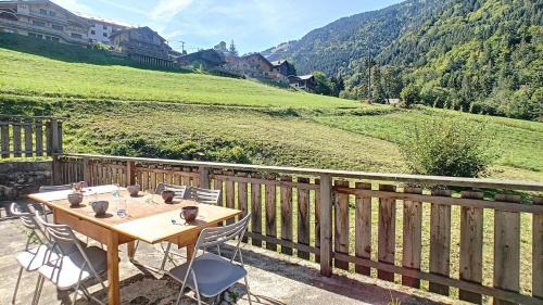 Saint-Jean-dʼAulps Apartment | Joli APPARTEMENT DANS CHALET AVEC TERRASSE - SAINT JEAN D'AULPS - PROCHE MORZINE - 6 PERSONNES - LILOU