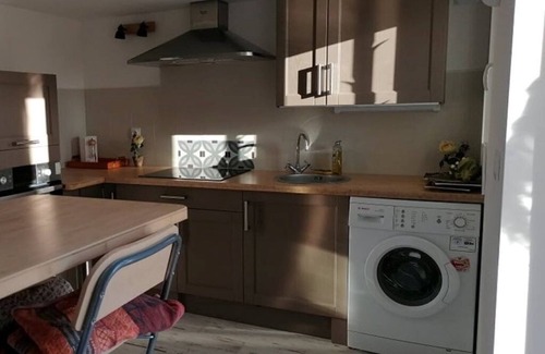Gemenos Apartment | Joli T1 au Calme, Entre Collines et Littoral; Idéal Pour Explorer la Région!