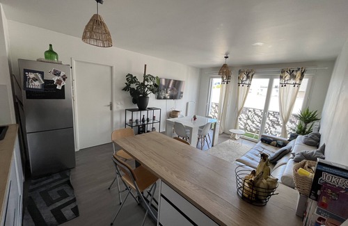 Chemin de l'Ile Apartment | Jolie Appartement Lumineux à 10 Minutes de Paris, la Défense Arena