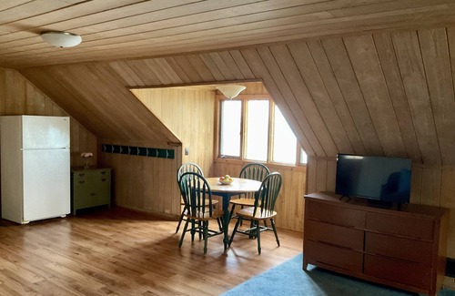 Lake Leelanau Apartment | JOLLI-LODGE~Beach Resort in Leland