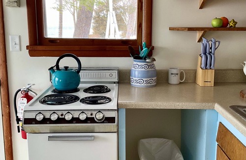 Lake Leelanau Cottage | JOLLI-LODGE~Beach Resort in Leland
