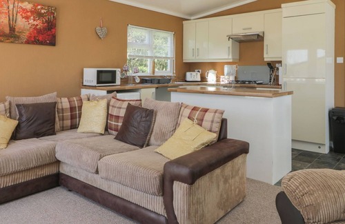 Cayton Bay Cabin | Jonstone Pines Lodge at Cayton Bay Holiday Park
