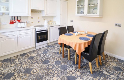 Alford House | JORAY BUNGALOW, family friendly, character holiday cottage in Alford
