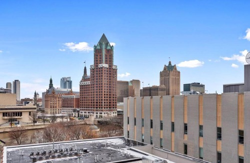 Westown Apartment | Journal Commons 424 Historic Hidden Gem 1 BR High Speed WIFI Gym