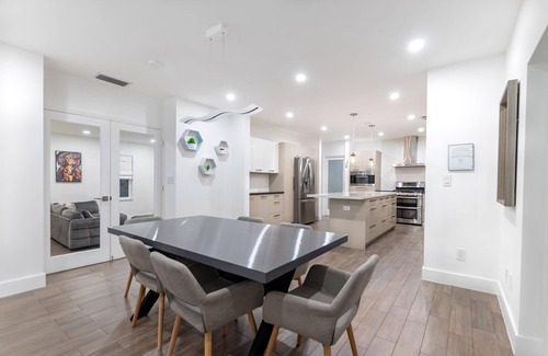 North Miami Beach House | Joyfull Villa Crazy Bkyd w Pool Arg Grill Mini Golf