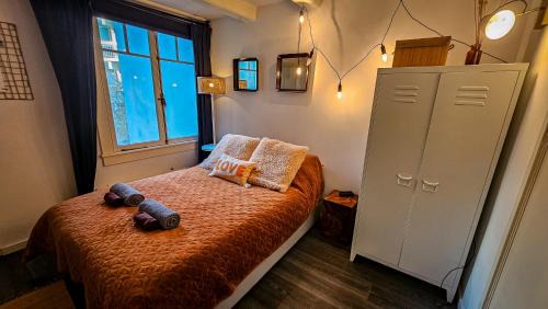 Amsterdam City Centre Bed & Breakfast | JoyJoyJoy the Red Sun ecolicious studio in the historic Canalhouse Tropics at the Canals from 1729
