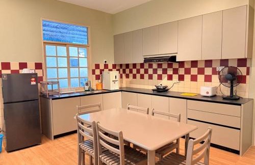 Kuching House | JR Homestay 141-3rd Mile House 3-6 Pax