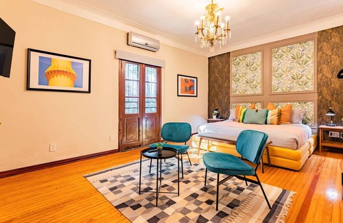 Colonia Cuauhtemoc House | Juarez Urban Mansion: Your Stylish Sanctuary!