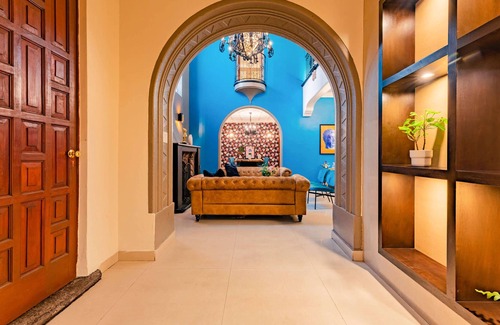 Colonia Cuauhtemoc House | Juarez Urban Mansion: Your Stylish Sanctuary!