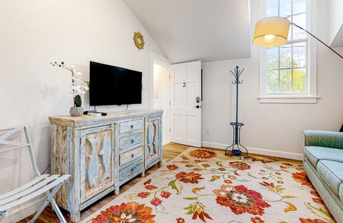 Uptown - Upper Duval House | Julia Whitehead Guest Suites