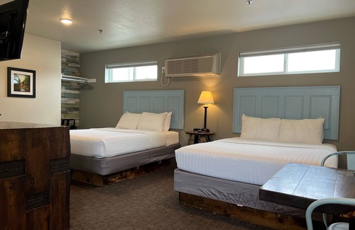 Fish Creek Hotel | Julie's Park Cafe and Motel