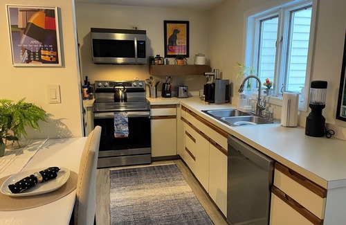 Ogunquit Condo | July weeks are avail/walk to beach-downtown Ogunquit! Airy & quiet condo.