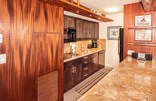 Kihei Condo | 🤙 June + July + Aug SPECIALS 🏝️ at the classic LIVE ALOHA SUITE