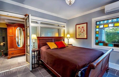 Carrabelle House | Jungalow Retreat in a Magic Garden-by-the-Sea; 3-min walk to Private Beach