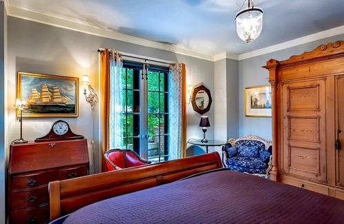 Carrabelle House | Jungalow Retreat in a Magic Garden-by-the-Sea; 3-min walk to Private Beach