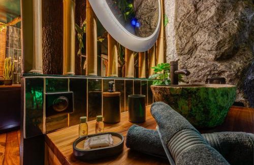 Toulouse South-East Apartment | Jungle Love Room