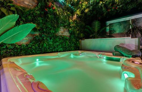 Toulouse South-East Apartment | Jungle Love Room