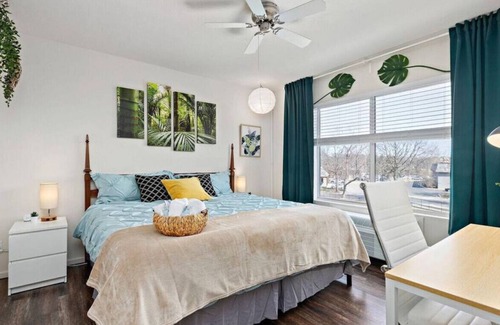 Prairie Village Apartment | ✪Jungle Quest✪KING BD✪No Stairs!✪Fast Wifi✪Dedicated Covered Parking✪