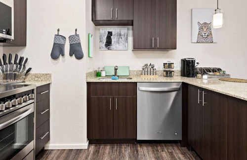 Prairie Village Apartment | ✪Jungle Quest✪KING BD✪No Stairs!✪Fast Wifi✪Dedicated Covered Parking✪