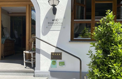 Erpfingen Apartment | Junior suite Wiesenberg, 28 sqm, bathroom with bathtub