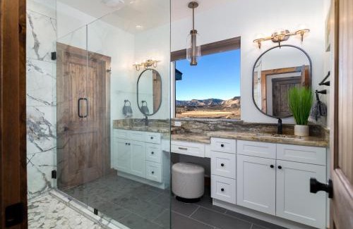 Orderville House | Juniper Mountain Retreat- Hot tub, Views, Between Zion and Bryce