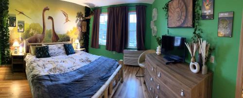 Hancock Apartment | Jurassic Dino Suite Jiminy-Must See Sleeps 4