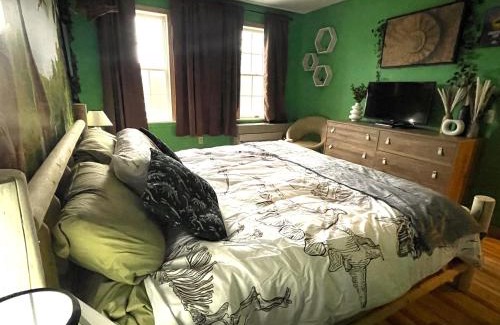 Hancock Apartment | Jurassic Dino Suite Jiminy-Must See Sleeps 4