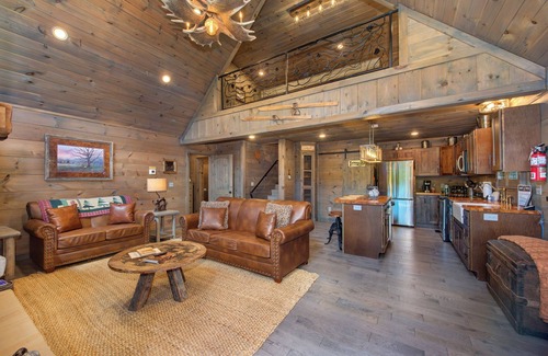 Chalet Village North Cabin | JUST A FEW MINUTES FROM DOWNTOWN GATLINBURG.