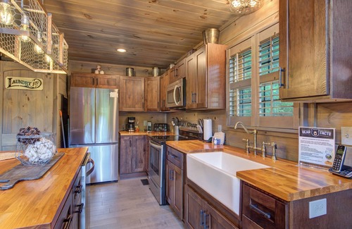Chalet Village North Cabin | JUST A FEW MINUTES FROM DOWNTOWN GATLINBURG.