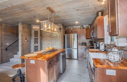 Chalet Village North Cabin | JUST A FEW MINUTES FROM DOWNTOWN GATLINBURG.