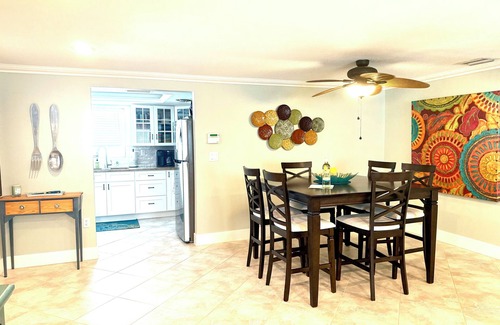 Siesta Key House | Just a three minute walk from the white sand of the world renowned Siesta Beach