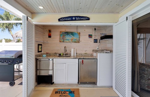Marathon House | Just Beachy: 2/2 private pool + dock, short walk to Sombrero Beach