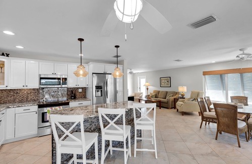 Marathon House | Just Beachy: 2/2 private pool + dock, short walk to Sombrero Beach