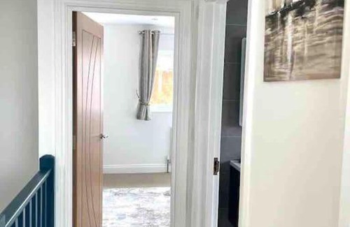 Christchurch House | JUST BUILT! Fabulous 2 Bedroom House (Sleeps 6) with Free Parking & Garden