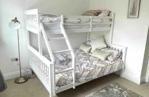 Christchurch House | JUST BUILT! Fabulous 2 Bedroom House (Sleeps 6) with Free Parking & Garden