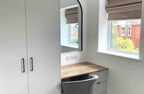 Christchurch House | JUST BUILT! Fabulous 2 Bedroom House (Sleeps 6) with Free Parking & Garden