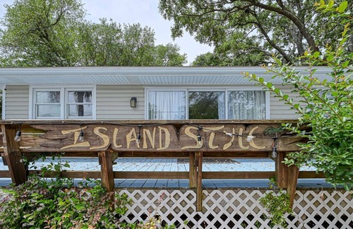 Hampstead House | JUST HIT THE RENTAL MARKET! Cozy modern home minutes to Topsail Island
