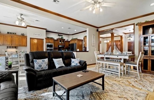 Wheatland House | Just Like Home #12: Norman Private Resort - pool, hot tub, pickle ball & more