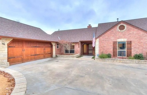 Norman House | Just Like Home #16: Norman 5BD, 4.5 BA, Swimming Pool, Billiards close to campus