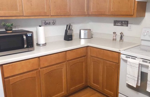 Madison House | Just Like Home 3-bedroom house in wonderful Madison/Pet-Friendly