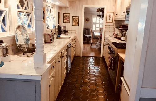 Balboa Island House | Just like staying at friend's designer beach home!