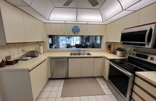 Naples Condo | Just Listed for 2026 Season: Glen Eagle Golf & CC+DennStay Near Fifth St. S